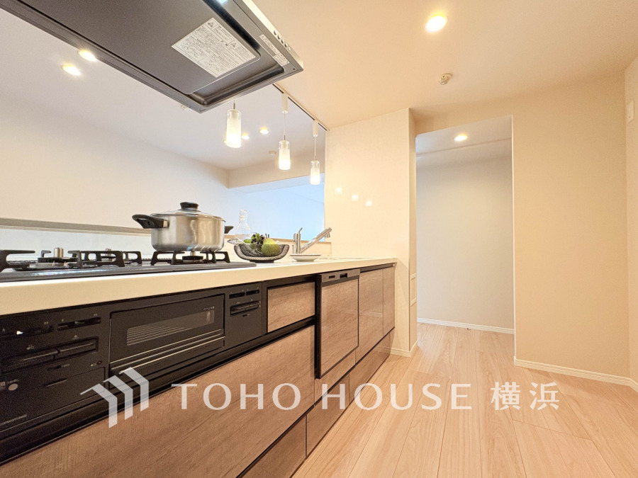 家事動線やリビングとのつながりに配慮し、食事の準備や片付けなどの家事を楽しくするキッチンスペースに仕上げました。毎日使う場所だから気持よく使えて、居心地の良い空間に。