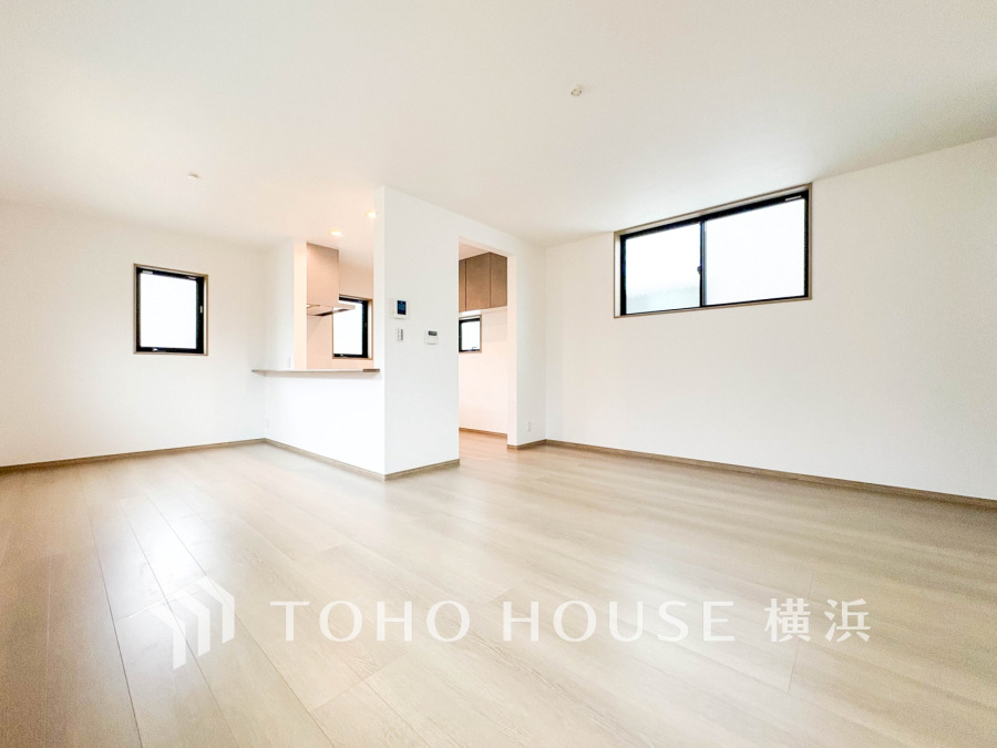 柔らかな色合いのフローリングと清潔感の溢れるクロスが明るい空間を創り出しているリビングダイニング。憩いの場に相応しく、ここで楽しむ家族の時間が絆をより深めてくれそうです。