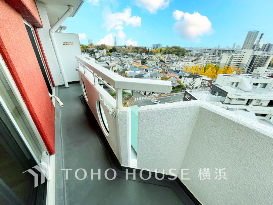 開放感あふれるバルコニーから、周囲の街並みと自然の景観を一望できる快適な住空間です。