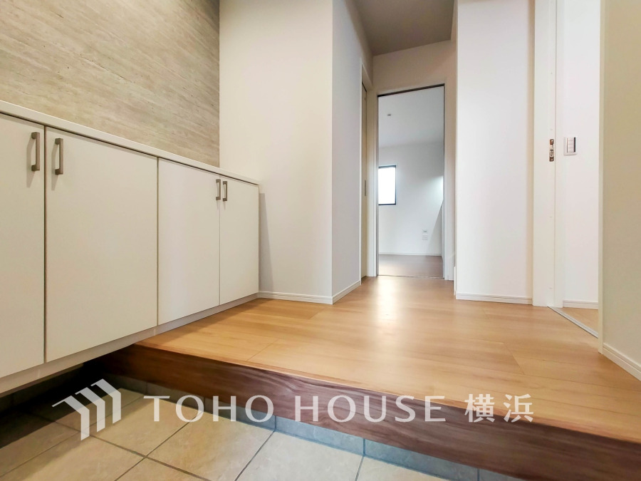 ご家族の帰り、訪れる方を優しく迎え、やすらぎに満ちた生活空間を予感させる。健やかな暮らしを楽しめそう。