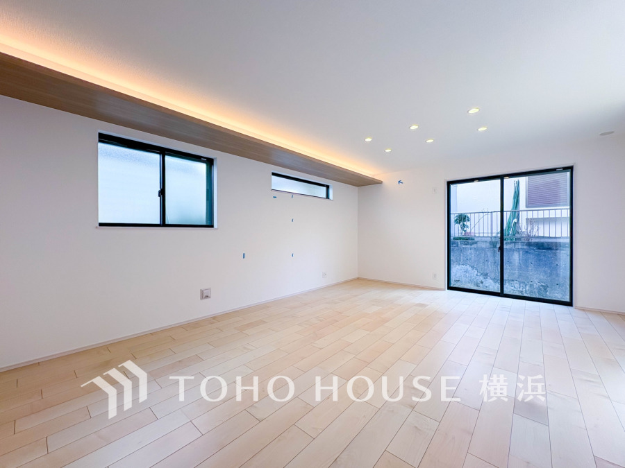 明るく開放的な空間が広がるLDK。室内には豊かな陽光が注ぎ込み、爽やかな住空間を演出。ホームパーティーでもゲストと一緒に料理を楽しみながら楽しい時間を過ごせそう。。