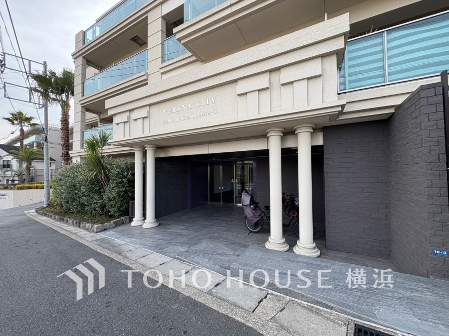 上品で清潔感があるエントランスは住人やゲストを迎え入れ、そして送り出す場にふさわしい上質な空間です。プライベート感が高まるシックな装いのエントランス。