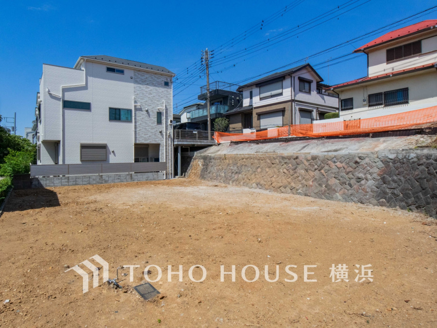 建築条件付きの土地のご紹介です。建築参考プラン（木造3階建・4LDK・101.32平米・建物参考価格・税込：1705万円）もございます。