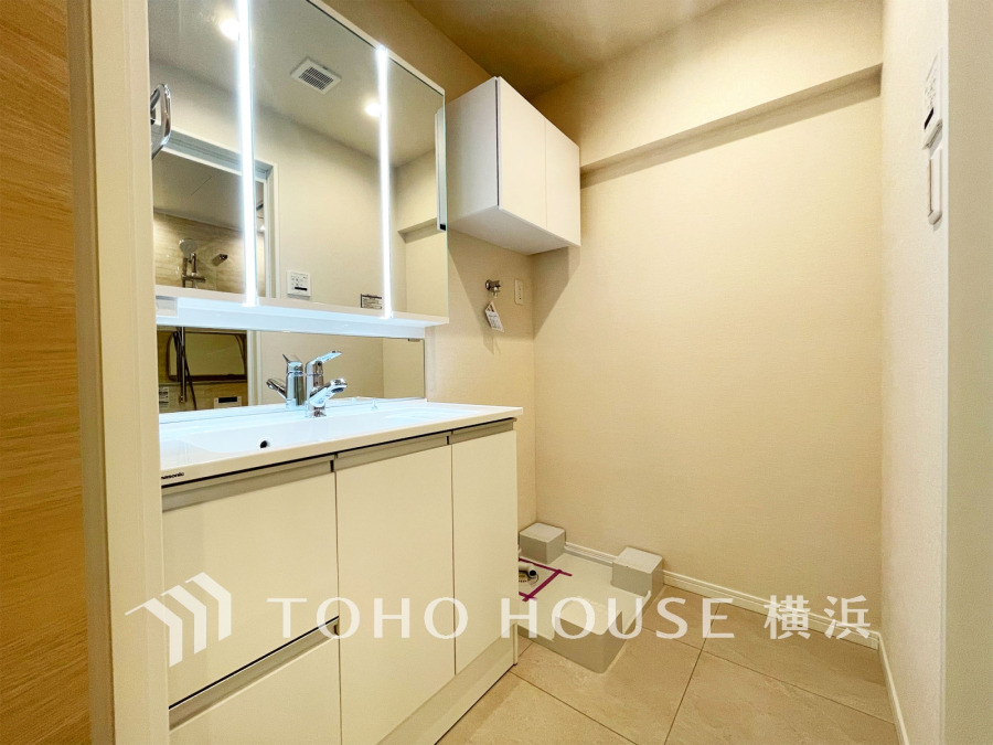 新規交換された洗面化粧台は美しく使いやすい機能が備えられています。