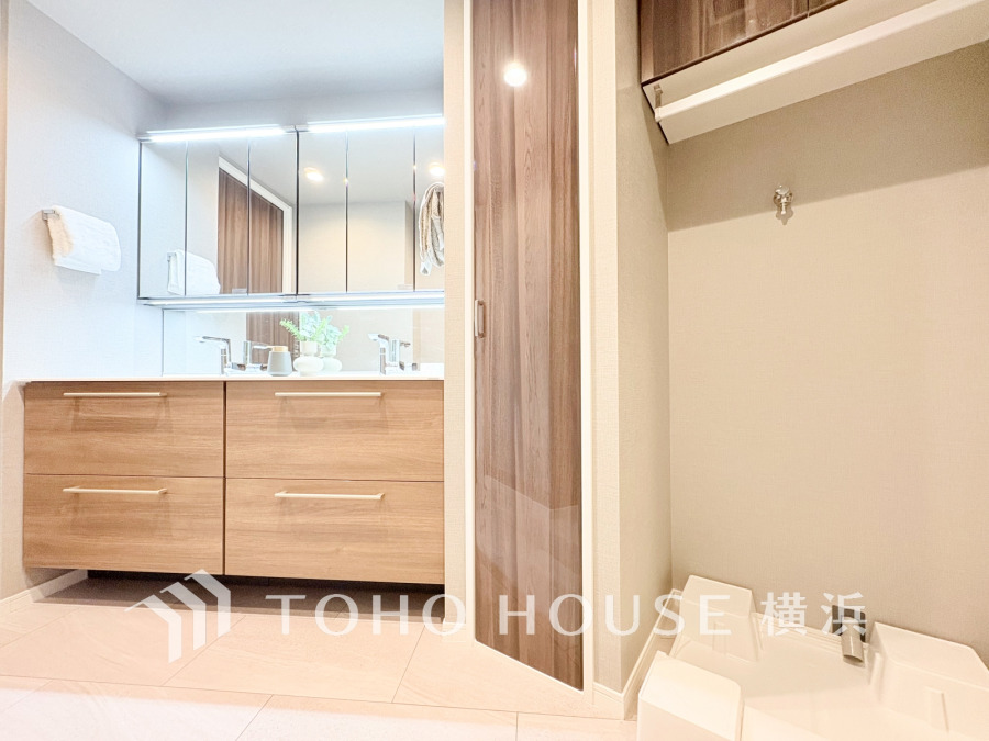 ゆったり落ち着いてお使い頂ける広さが魅力の洗面所。収納も充実しています。
