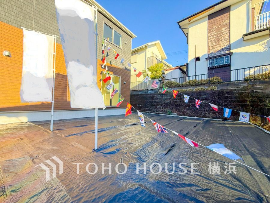 綺麗にデザインされたお洒落なお庭スペース。広さもあるのでお子様が遊んだり、ペットと戯れたりと楽しい時間を過ごせます。