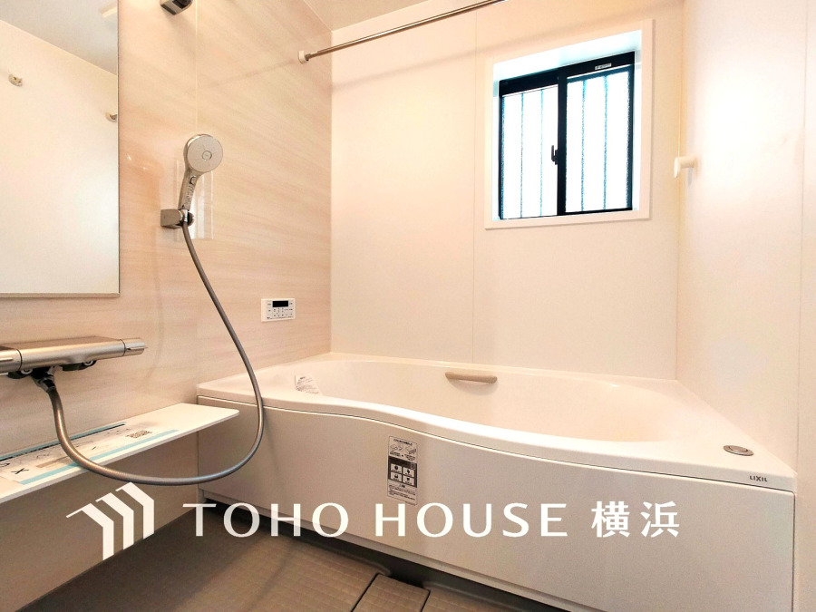 1日の疲れを取り心身を癒すことができる住まいの中のリラクゼーション空間、バスルーム。心からゆったりと寛いでいただけるよう、柔らかな色合いで仕上げています。