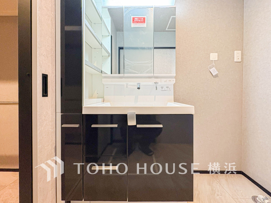 十分な大きさの洗面台は、身だしなみチェックや歯磨きなど、朝の慌ただしい時間でも余裕とゆとりを感じて頂けます。