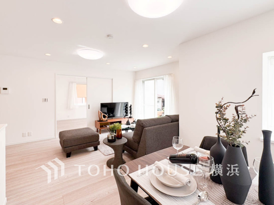 光と風が溢れる開放的なリビングダイニングには自然と家族みんなが集まってきます。明るく穏やかな空気の中で飲んだり、食べたり、笑ったり。