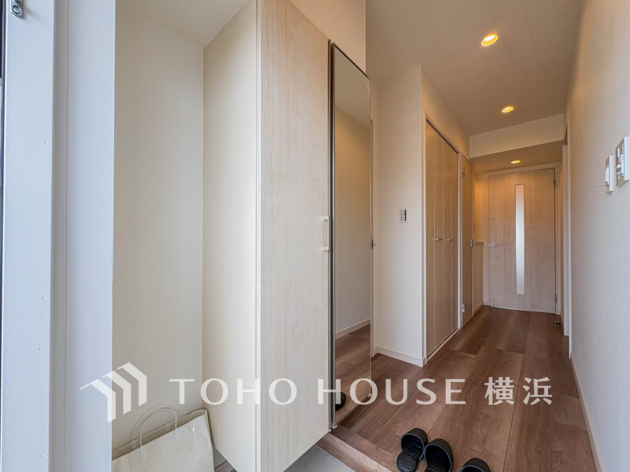 豊富な収納を備えた玄関・廊下スペース。上質感のある空間です。
