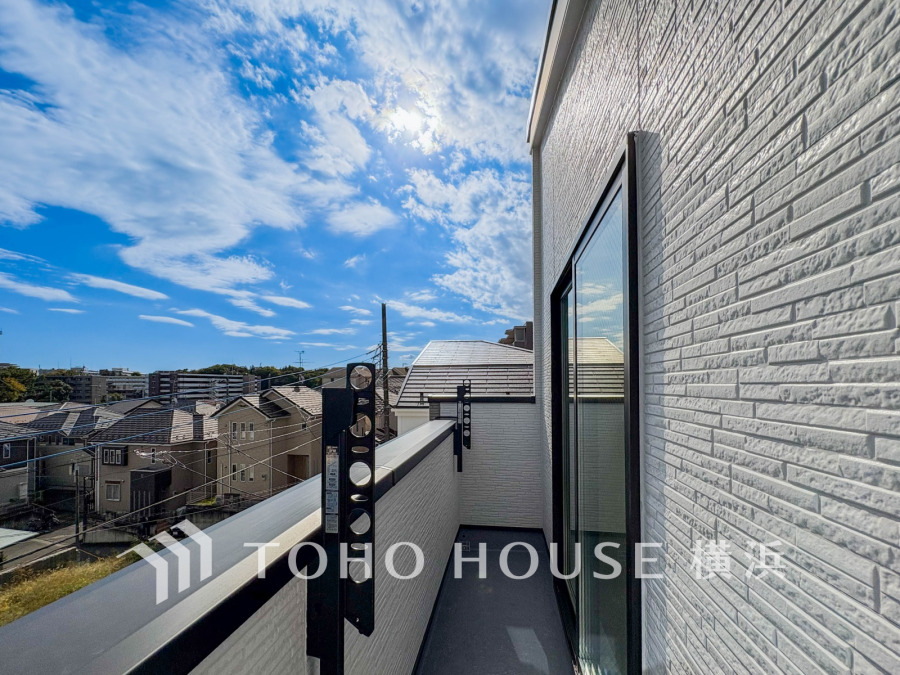 広いバルコニーは、暮らしの中での光と風を演出してくれています。見事なまでの開放的な空間をお楽しみください。