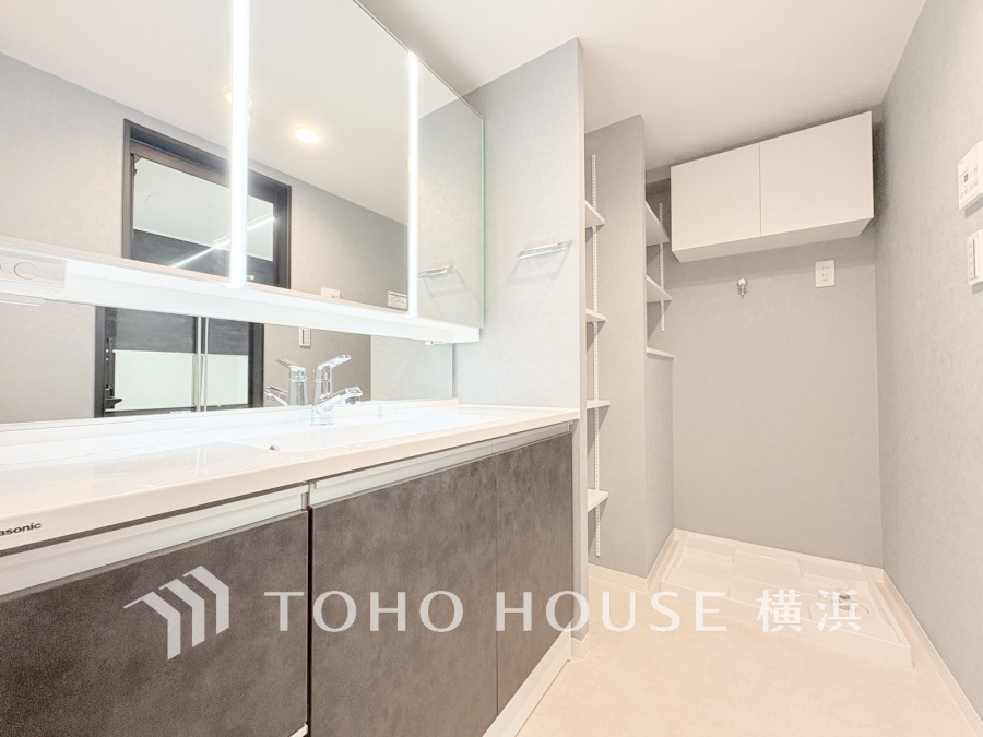 新規交換された洗面化粧台は美しく使いやすい機能が備えられています。ゆとりある広さと充実の収納も魅力です
