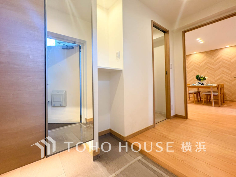 豊かなプライベートタイムへ誘うモダンテイストな玄関。デザインや素材が美しい調和を奏でている空間です。お客様をお迎えする玄関は落ち着いた雰囲気です。