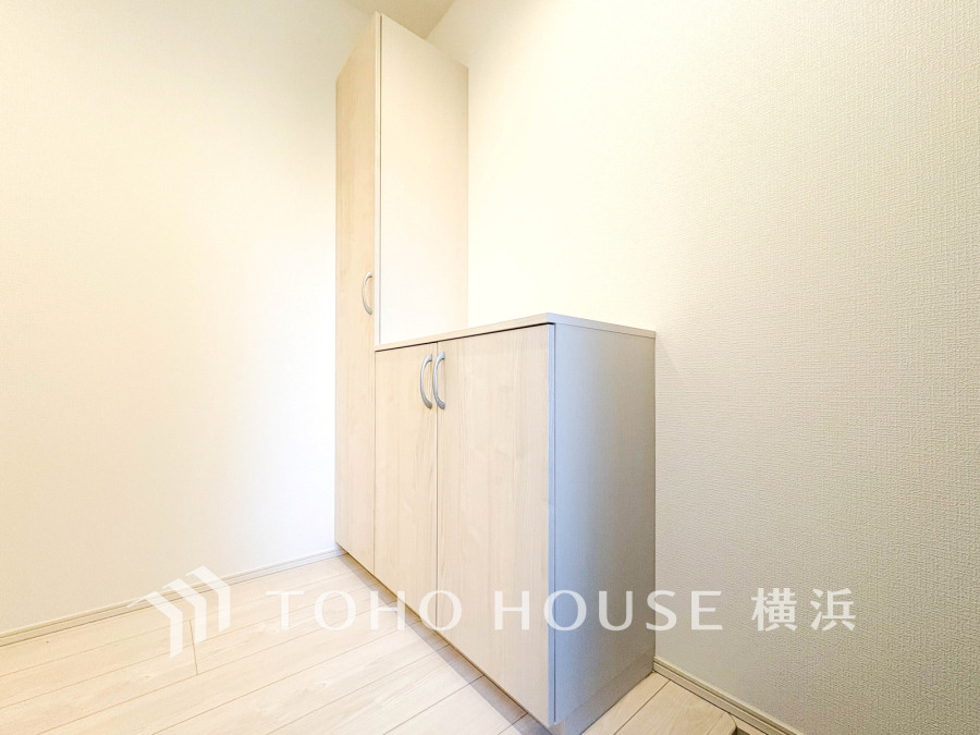 シンプルで清潔感のある玄関収納。大容量で靴や小物をすっきり整理でき、使い勝手も抜群です。