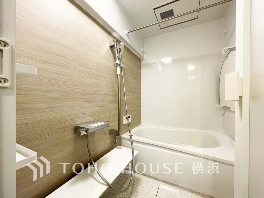 明るい色合いと上質な質感が美しいバスルーム。一日の疲れをさっぱりと洗い流し、寛ぎとリフレッシュのための大切な空間。