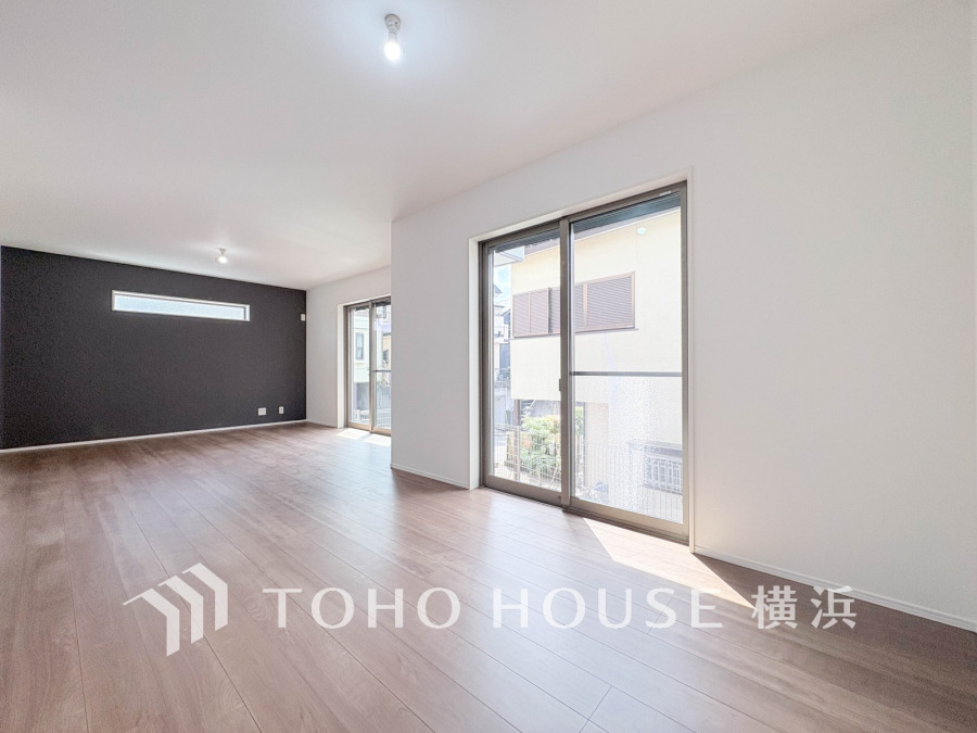 家族みんなが爽やかに健やかに過ごせるように、溢れる光をたっぷり取り込んだリビングダイニング。集いの場、憩いの場としての快適性を求めたやすらぎの空間です。