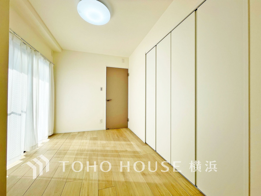 過ぎ行く時間をゆったりと感じることができる落ちついたプライベートルーム。リビングで楽しく過ごした後はゆっくり寛ぎの時間を満喫できます。静かな環境でリラックスタイムを愉しんで。