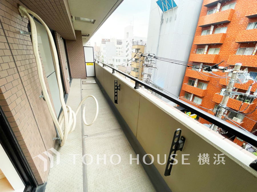 3部屋に面する陽当たり良好のワイドスパンバルコニーです。