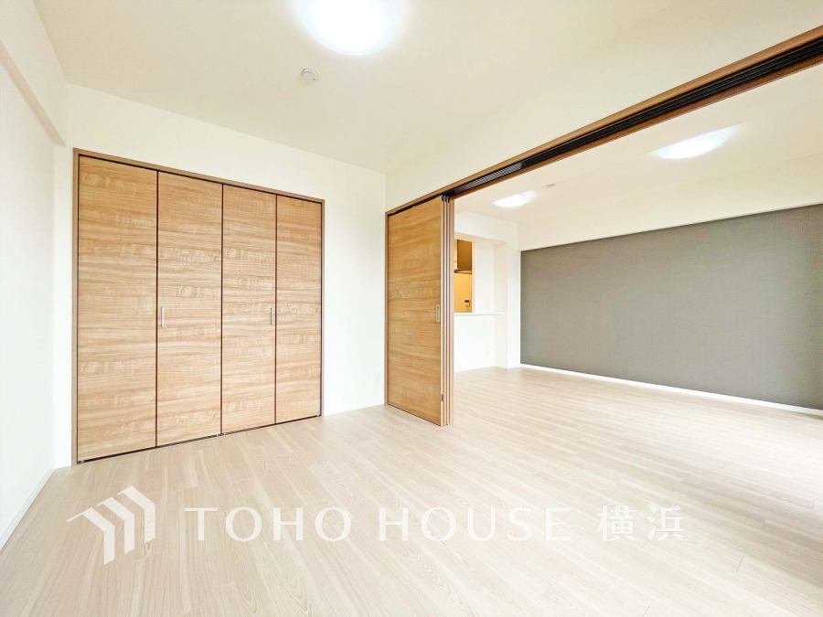 過ぎ行く時間をゆったりと感じることができる落ちついたプライベートルーム。リビングで楽しく過ごした後はゆっくり寛ぎの時間を満喫できます。静かな環境でリラックスタイムを愉しんで。