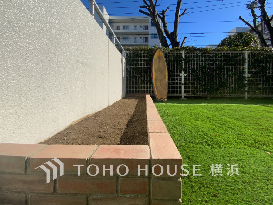 毎日の暮らしの中に癒しを与えてくれるお庭スペース。小さなお子様の遊び場にもちょうど良い空間です。ガーデニングで色とりどりの草花を綺麗に飾ればより一層華やかな空間になります。