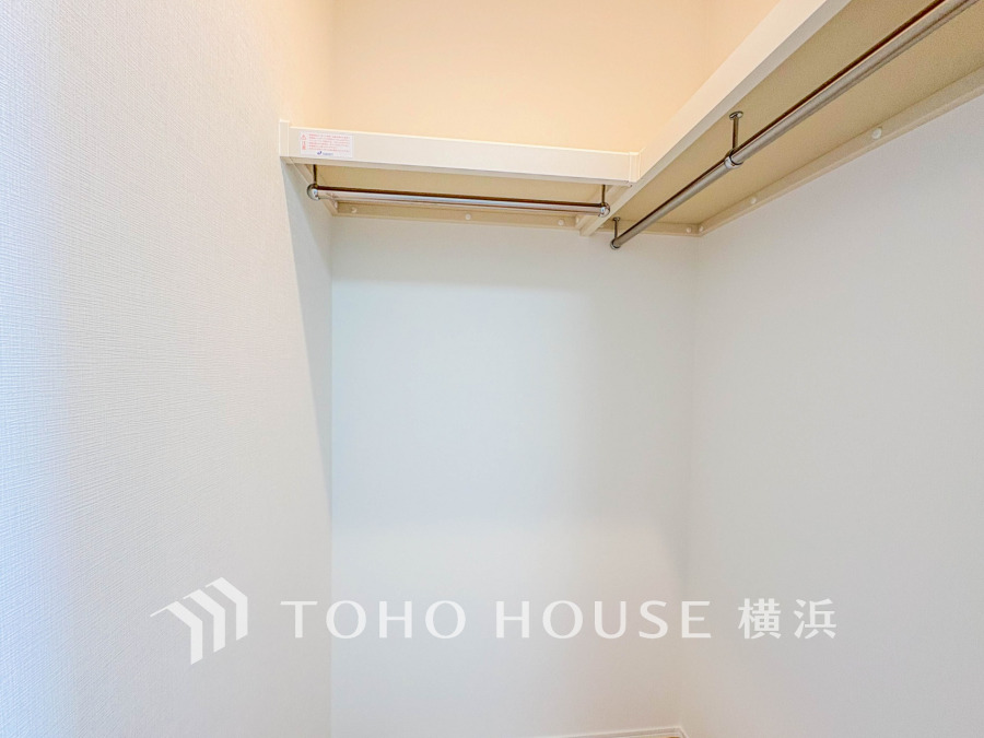 洋服やバッグなどかさばる物を大量に収納できます。タンスなどの収納家具を置かずに済むので、お部屋を丸ごと使えてスッキリ♪