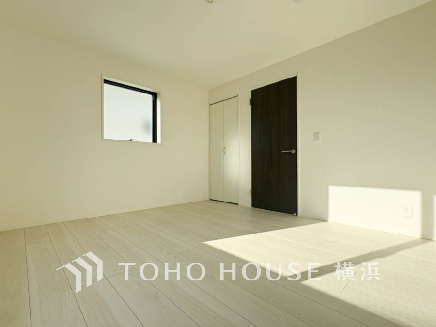 過ぎ行く時間をゆったりと感じることができる落ちついたプライベートルーム。リビングで楽しく過ごした後はゆっくり寛ぎの時間を満喫できます。静かな環境でリラックスタイムを愉しんで。