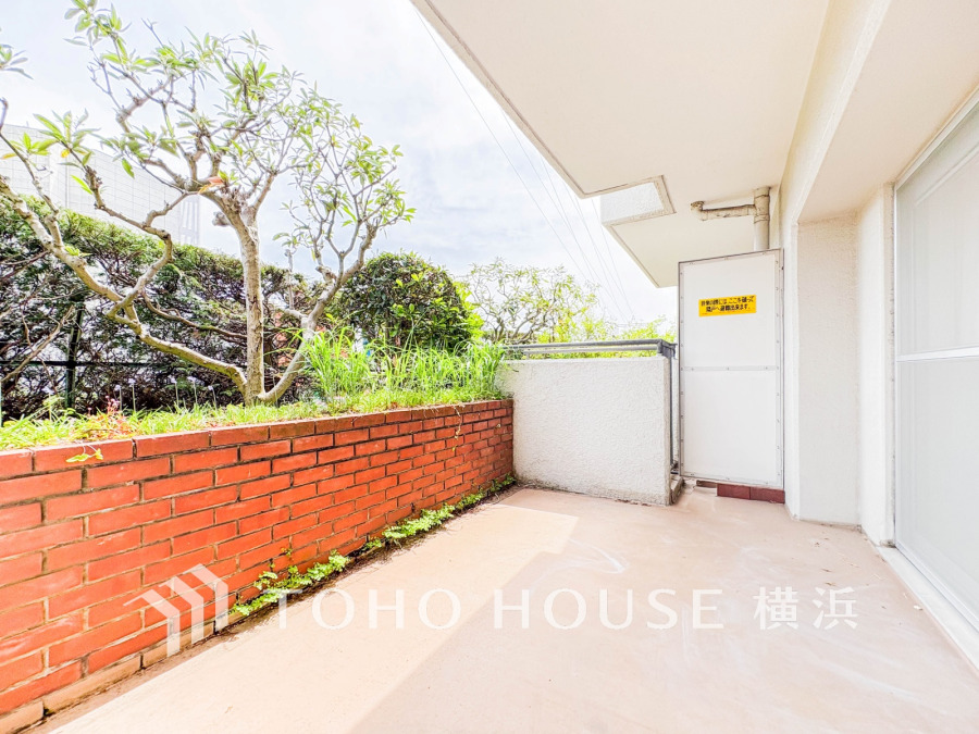 開放感いっぱいの眺望と共に光と風を享受するバルコニー。緑豊かな景観を眺めることができます。