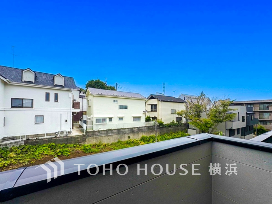 青空が広がるバルコニーからの眺望。静かな住宅街で落ち着いた暮らしを実現できます。