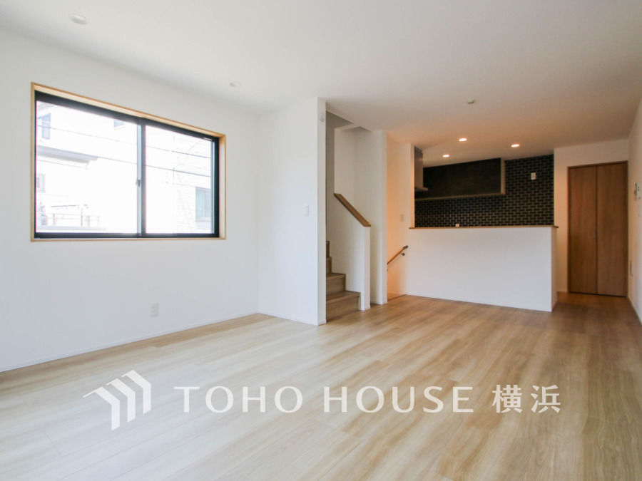 開放的な広さと３面採光がもたらす、光溢れ豊かな居住空間はこの住まいのクオリティを感じさせてくれます。豊かな時間が流れるこの場所に暮す喜び