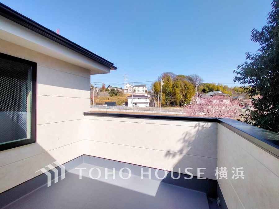 南東向きのバルコニーは陽当たり良好のゆとりある空間