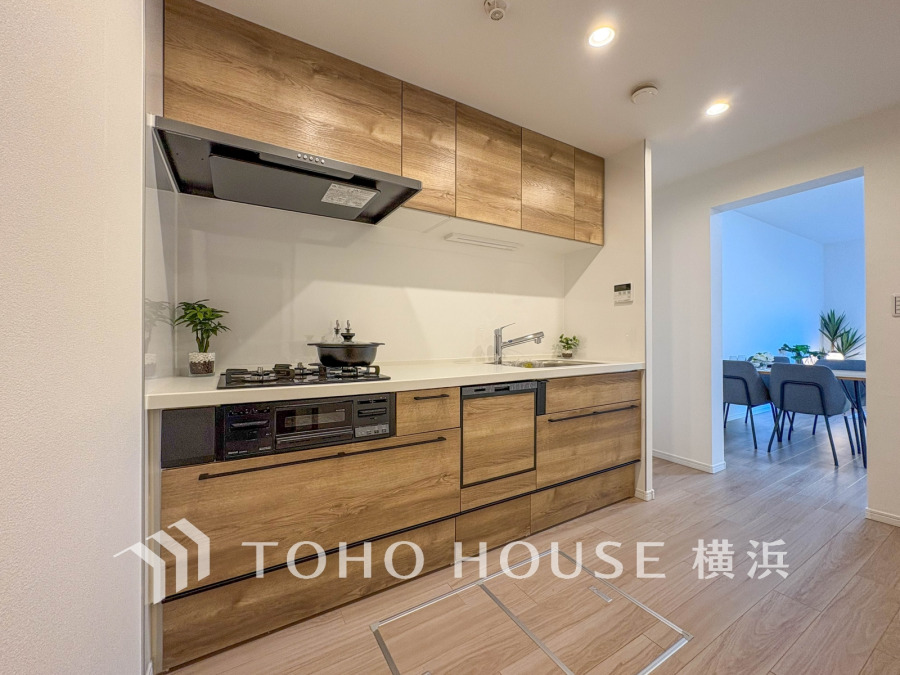 作業に集中しやすい独立型のキッチン。新規交換されたシステムキッチンの清潔感あふれる空間です。
