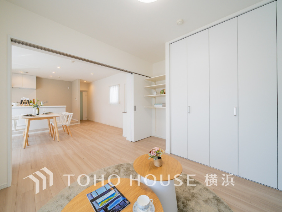 晴天の輝きと共に差し込む暖かな陽射しを愉しむことのできる空間。時には雨音が刻むリズムとハーモニーに耳を澄まし、煌く星空を眺める、そんな日常がここにあります。