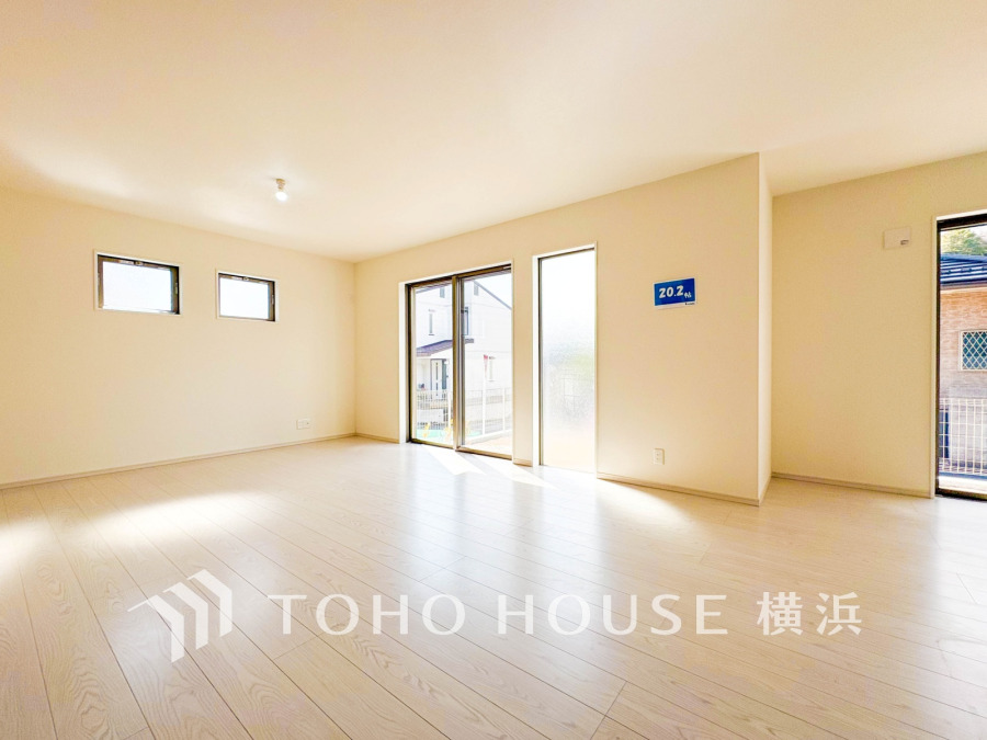 柔らかな色合いのフローリングと清潔感の溢れるクロスが明るい空間を創り出しているリビングダイニング。憩いの場に相応しく、ここで楽しむ家族の時間が絆をより深めてくれそうです。