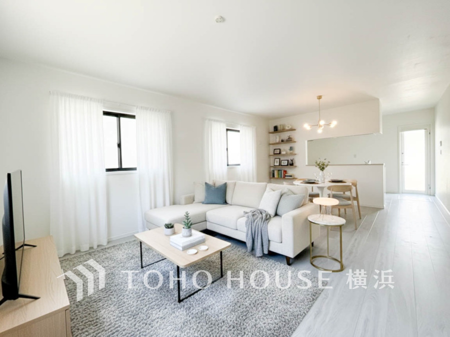 自然光がたっぷり入る明るいLDKは19帖の広々空間。家族団らんの憩いの場です。（家具・装飾品はAI加工です）