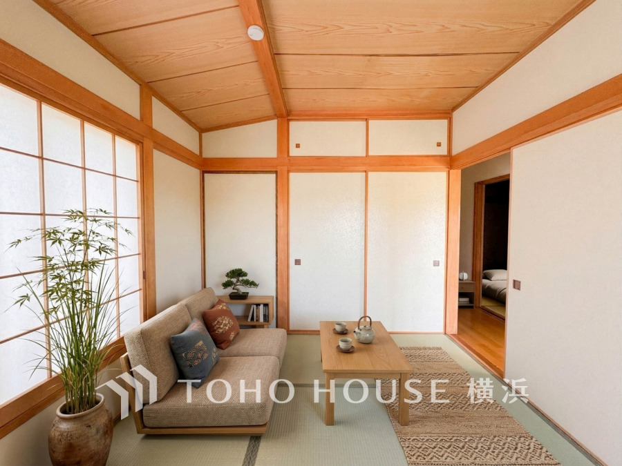 忙しい毎日に、心と時間のゆとりをもたらす場所。センスが求められるプライベート空間だからこそ、自分の個性を飾るにふさわしい癒しと寛ぎの空間を演出します。※生成AIによるイメージです。家具・小物は販売価格に含まれません。