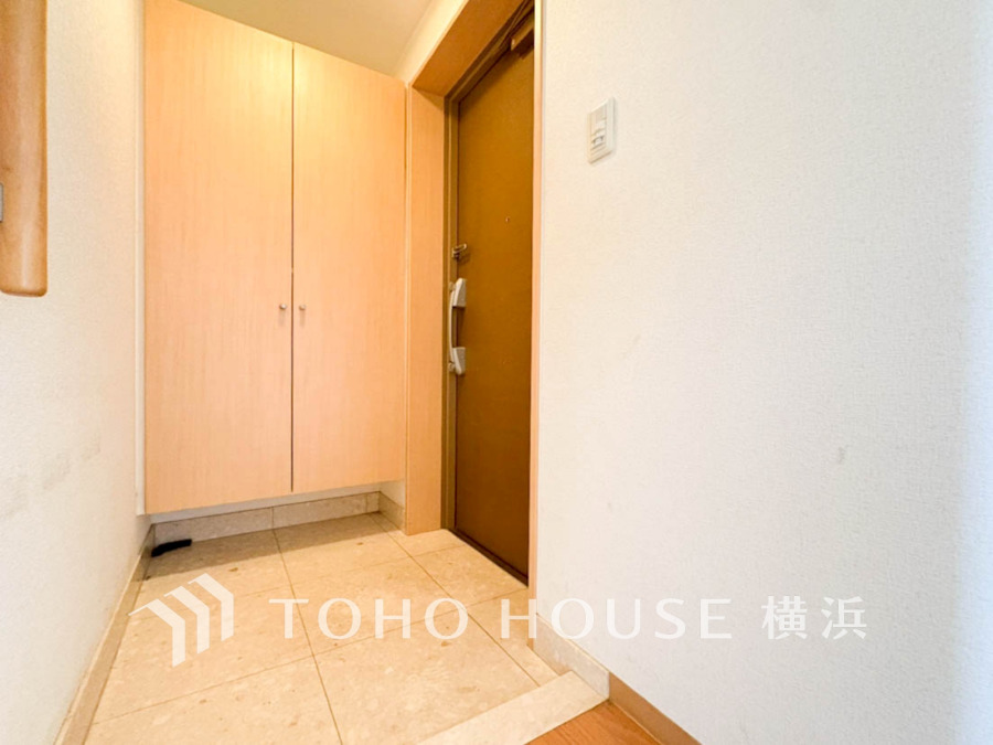 ご家族の帰り、訪れる方を優しく迎え、やすらぎに満ちた生活空間を予感させる。健やかな暮らしを楽しめそう。