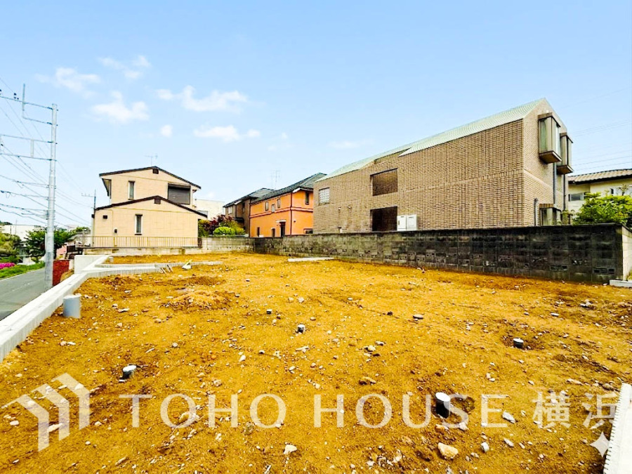 【2026年4月撮影】閑静な住宅街の陽当りに恵まれた土地。たくさんの想いが美しいカタチに彩られた時、そこにはひと時のくつろぎが生まれ、ゆっくりと愛着が育まれていきます。