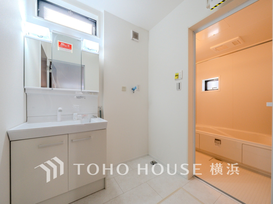 使いやすい機能が備えられた清潔感溢れる洗面空間。収納も充実しています。