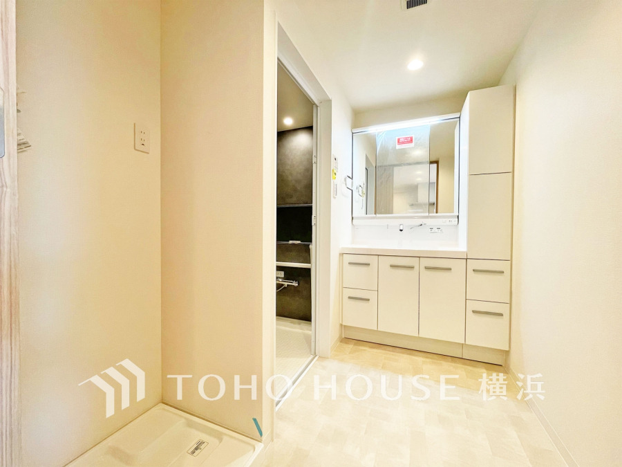 新規交換された洗面化粧台は美しく使いやすい機能が備えられています。