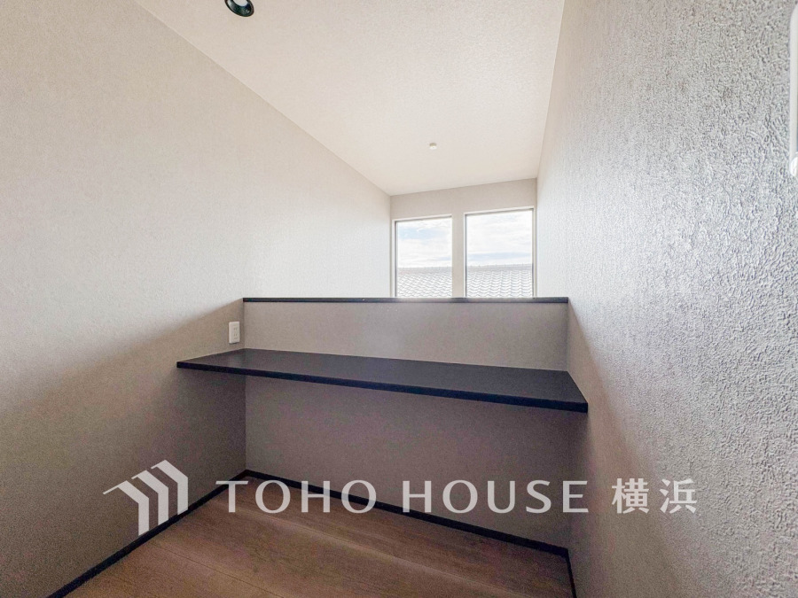 納戸として、または書斎やスタディスペースにもお使い頂けそうなスペース。落ち着きを感じられる空間は、ライフスタイルに合わせて自由に使える魅力的な空間です。