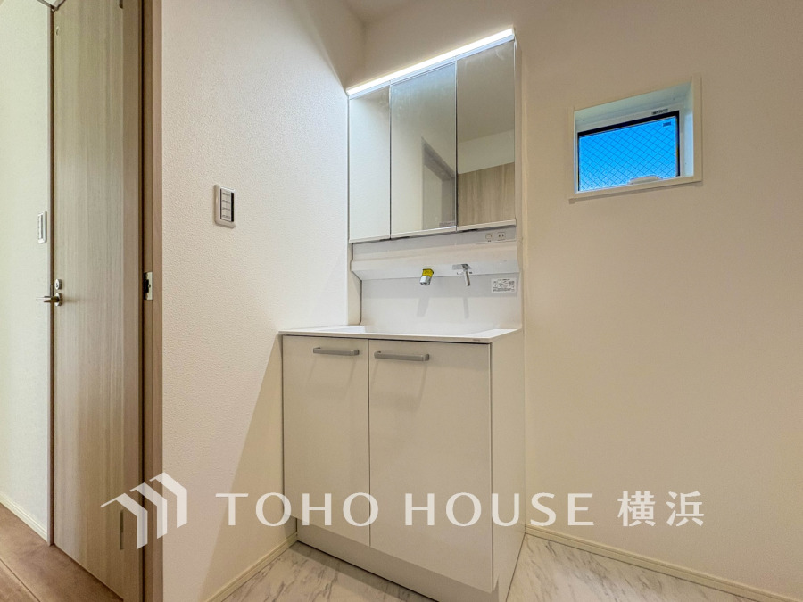 十分な大きさの洗面台は収納もさる事ながら、身だしなみチェックや歯磨きなど、朝の慌ただしい時間でもホテルライクなスペースで余裕とゆとりを感じて頂けます。