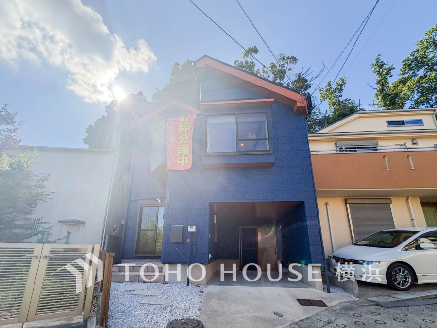 穏やかな風と陽光を導き、プライバシーに配慮された設計プランを採用し、居住性を一段と心地よいものにしています。周辺環境とのコラボレーションにより明るく開放的な空間を演出。