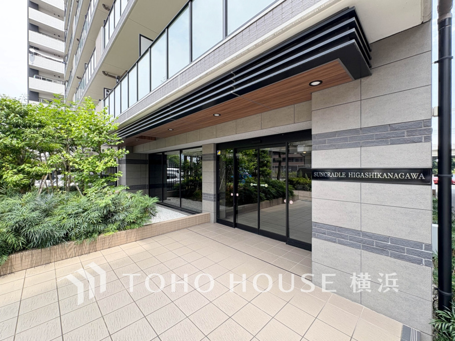 植栽の位置や開放的なエクステリアも含めて美しくトータルにデザインされています。時間のゆとりと空間、爽やかな陽光がもたらす光と風を贅沢なまでに感じる暮らしが始まります。