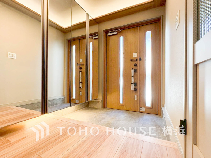 ご家族の帰り、訪れる方を優しく迎え、やすらぎに満ちた生活空間を予感させる。健やかな暮らしを楽しめそう。