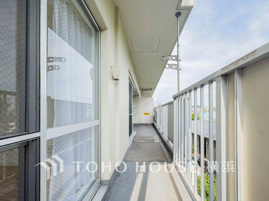 陽当り良好な南向きで開放感のあるバルコニーです。3部屋に面するワイドスパンタイプです。