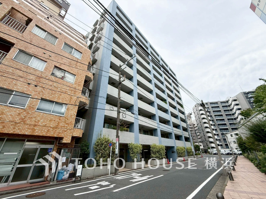 陽射しを受けて輝く時間、街灯に照らし出される夕暮れ時。様々なシーンで違った魅力的な表情を見せてくれます。住まう方のプライドを満たすクオリティを備えています。