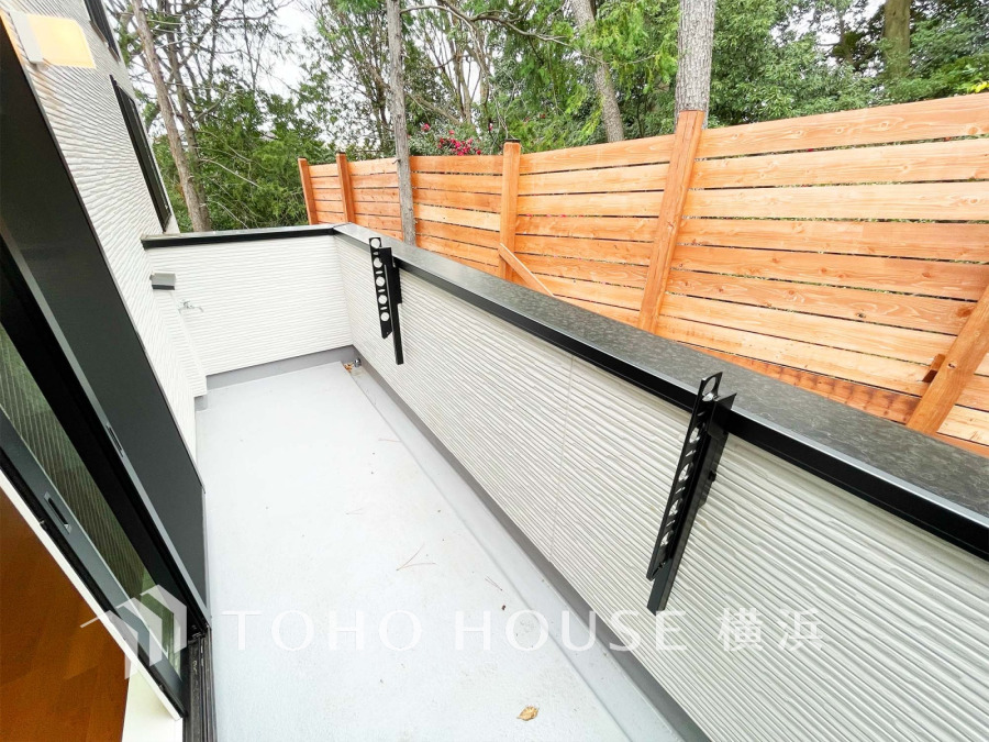 暮らしの中で光と風を演出してくれるバルコニー、見事なまでの開放的な空間を演出しながら、プライベート性も確保された空間は我が家の自慢。