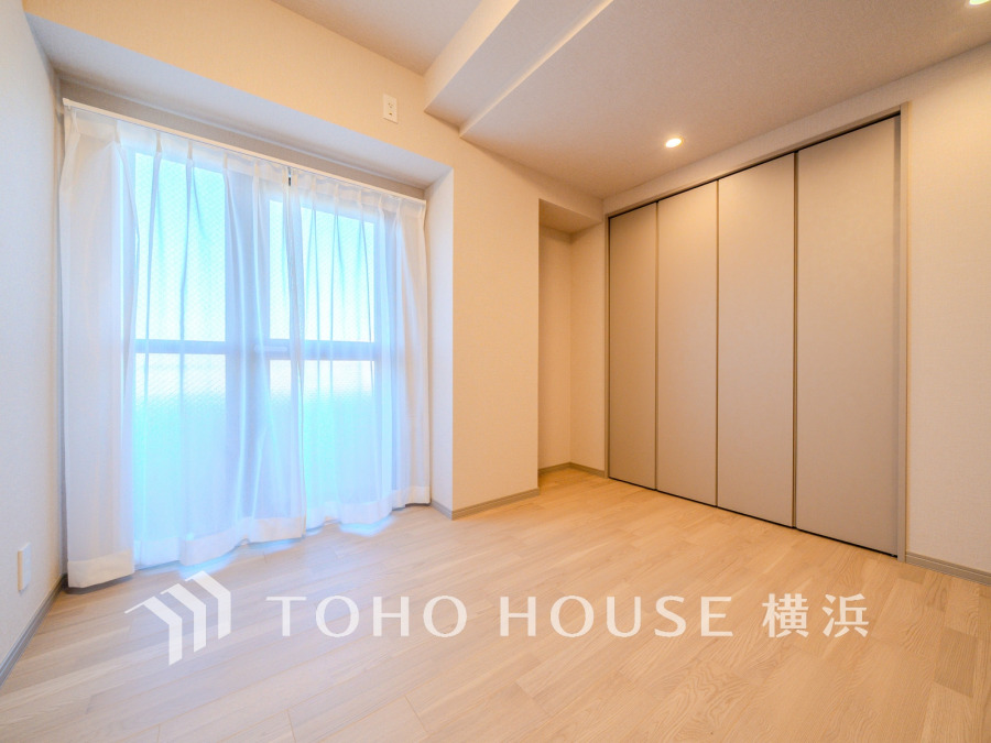 バルコニーに面した明るい洋室。穏やかな陽射しが、ゆったりとした寛ぎの時間を包みます。
