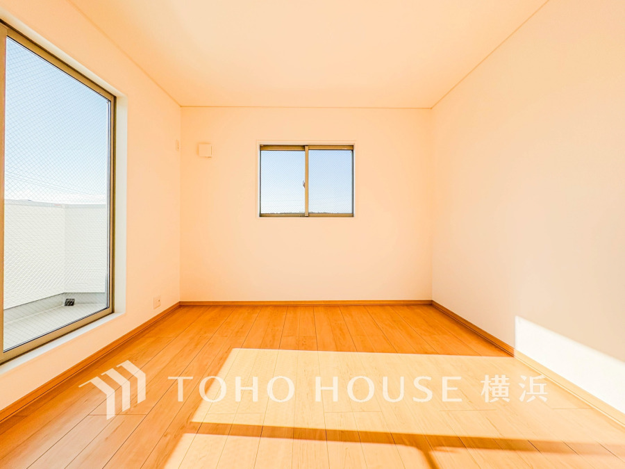 明るい陽射しが差し込む、風通し良好なシンプルで使いやすい洋室です。