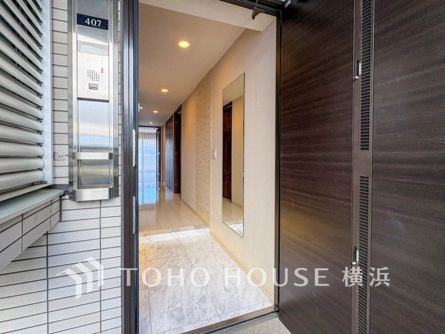 豊かなプライベートタイムへ誘うモダンテイストな玄関。デザインや素材が美しい調和を奏でている空間です。お客様をお迎えする玄関は落ち着いた雰囲気です。